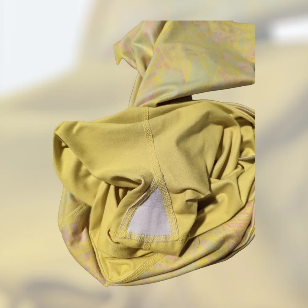 ALO Airbrush Crop Leggings in Zest Indigo Geometric - Picture 3 of 4